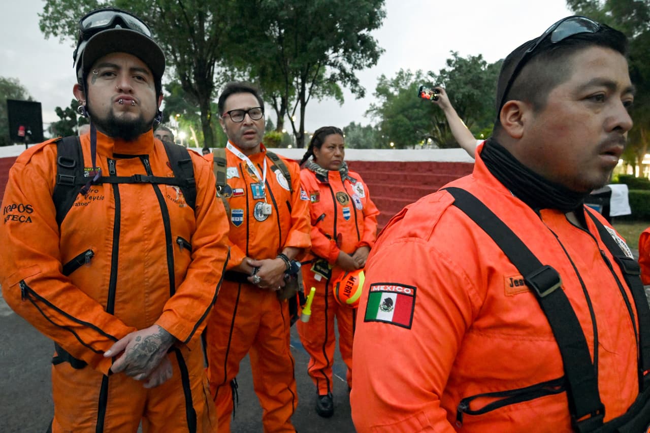Los rescatistas Topos Aztecas 
<b>celebraron este lunes una ceremonia en el vecindario de Tlatelolco por el aniversario de dos terremotos anteriores, </b>los de 1985 y 2007.