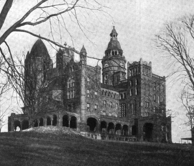 <b>Webb Institute</b>: Esta universidad fundada en 1889 se especializa en arquitectura naval e ingeniería marítima. Los ciudadanos estadounidenses y residentes legales reciben una beca completa para estudiar. Los estudiantes deben pagar por hospedaje, alimentación, libros y materiales.
