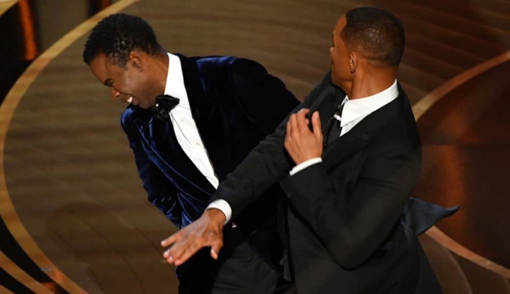 <b><a href="https://www.univision.com/noticias/trending/will-smith-abofetea-chris-rock-premios-oscar">Will smith cachetea a Chris Rock durante los Óscar </a></b>
<br>
<br>El actor Will Smith abofeó el 27 de marco a Chris Rock durante la ceremonia de los Óscar, luego de que el cómico hiciera una broma sobre la apariencia de la esposa de Smith, Jada Pinkett, quien ha dicho públicamente que sufre de alopecia. “No menciones el nombre de mi mujer en tu sucia boca”, le dijo el actor en el escenario y ante los ojos de millones de personas, después de abofetearlo y mientras se dirigía a su asiento. 
<br>