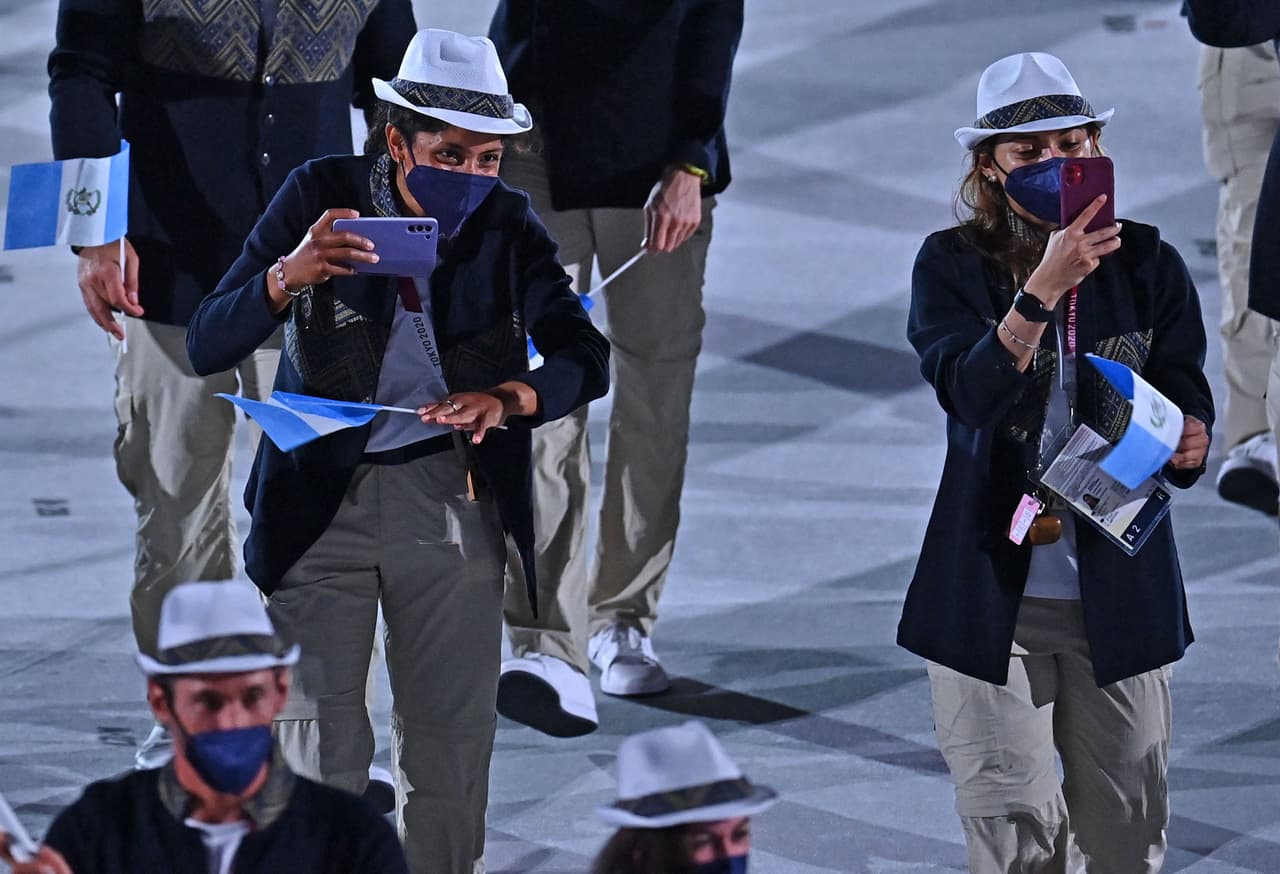 La selección de Guatemala durante el desfile.Hasta el emperador Naruhito admitió las dificultades: "Gestionar los Juegos mientras se toman al mismo tiempo todas las medidas posibles contra el covid-19 está lejos de ser una tarea fácil"