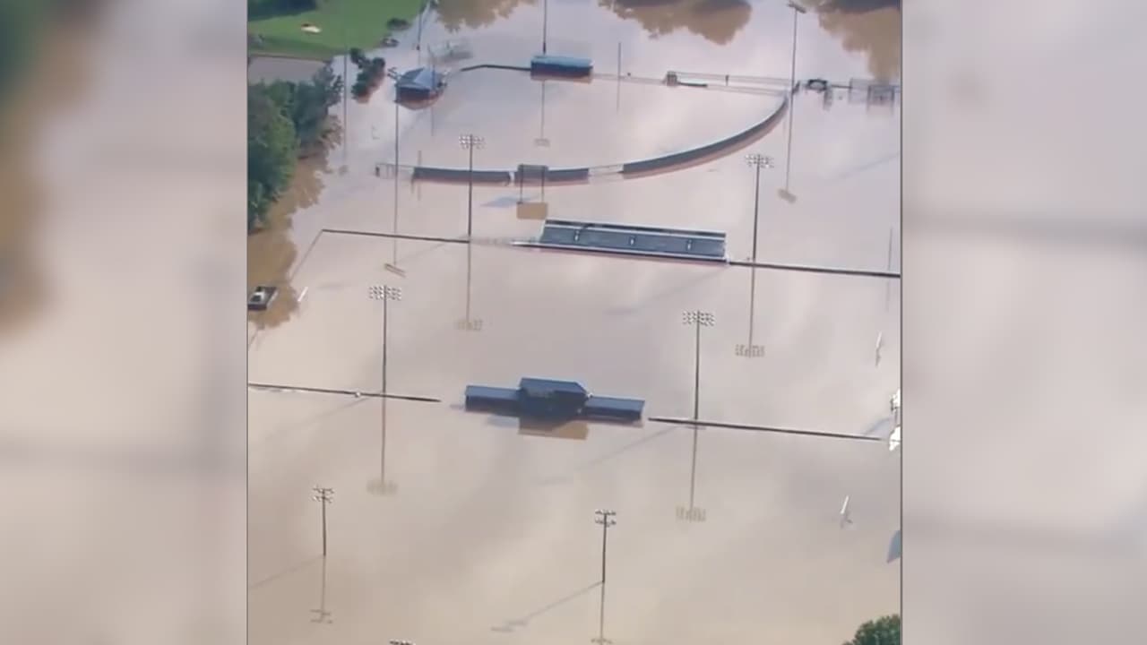 Bajo el agua, así quedó un campo deportivo en Carolina del Norte tras inundaciones 