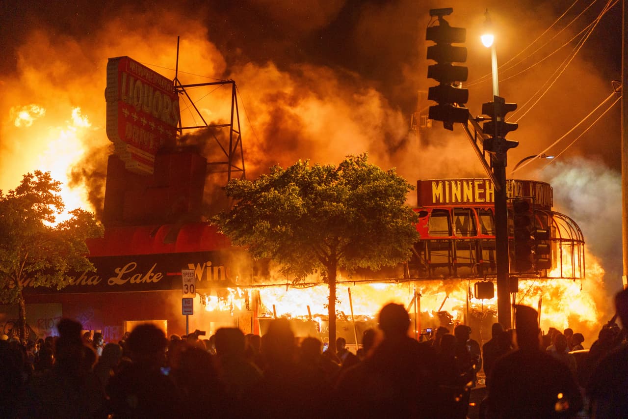 Minneapolis salió de control y se sospechaba que la violencia se avivaría en otros lugares, donde ya había tensión racial por la muerte de los afroestadounidenses Ahmaud Arbery y Breonna Taylor, fallecidos en incidentes con la policía en febrero y marzo, respectivamente. En la fotografía un comercio en llamas en Minneapolis. 28 de mayo.