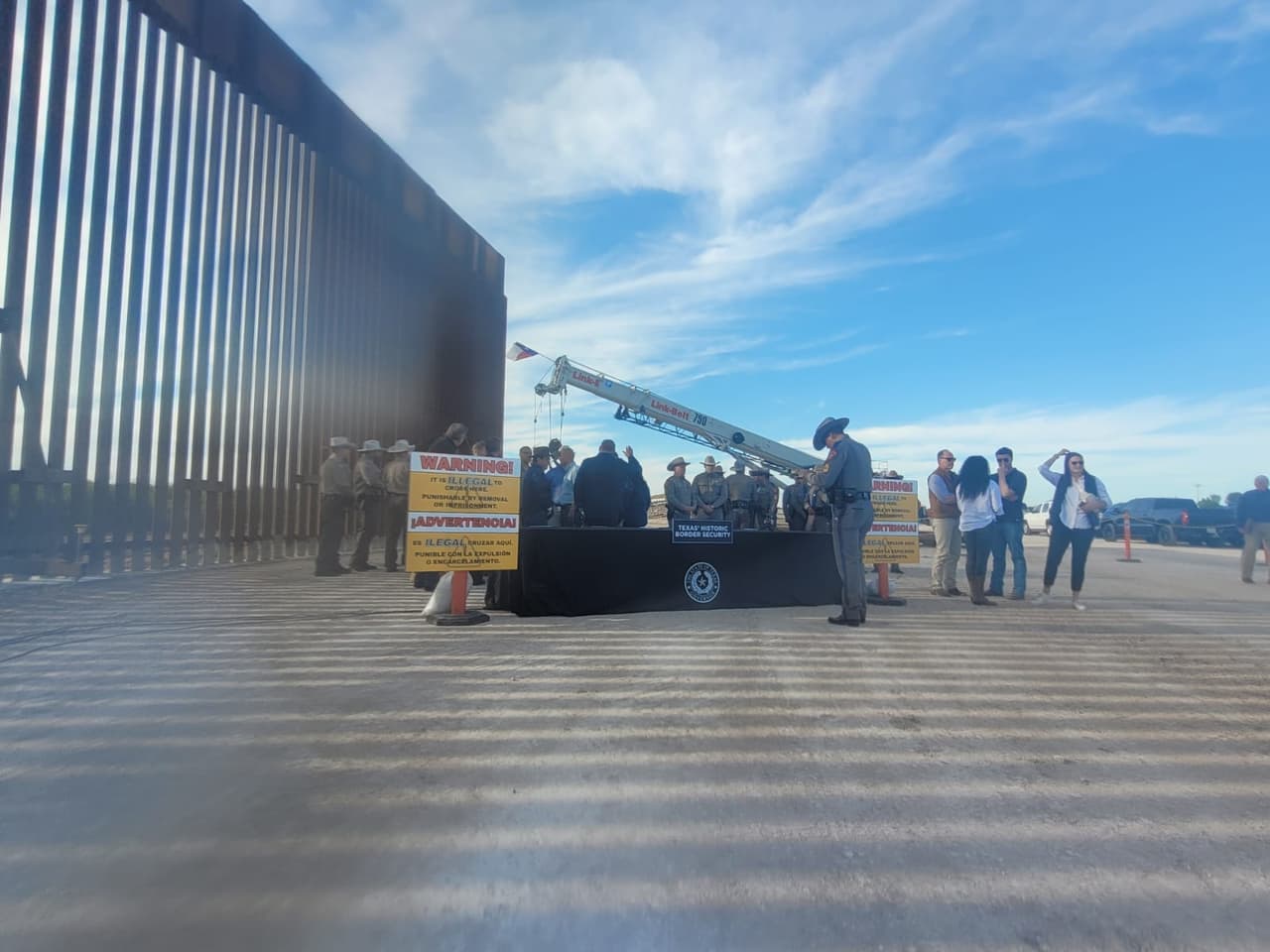 El Gobernador 
<a href="https://www.univision.com/local/austin-kakw/nuevas-leyes-inmigracion-texas-sb-3-sb-4" target="_blank">Greg Abbott además firmó la Ley SB3 </a>que daría $1,540 millones para operaciones en la frontera y barreras (también conocido como ‘muros’), y la SB 4, que penaliza a nivel estatal cruzar de México a Texas.