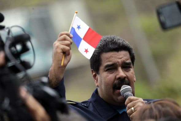 Más tarde, Maduro sostiene una bandera de Panamá mientras da un discurso en el barrio de El Chorrillo de la capital del país.