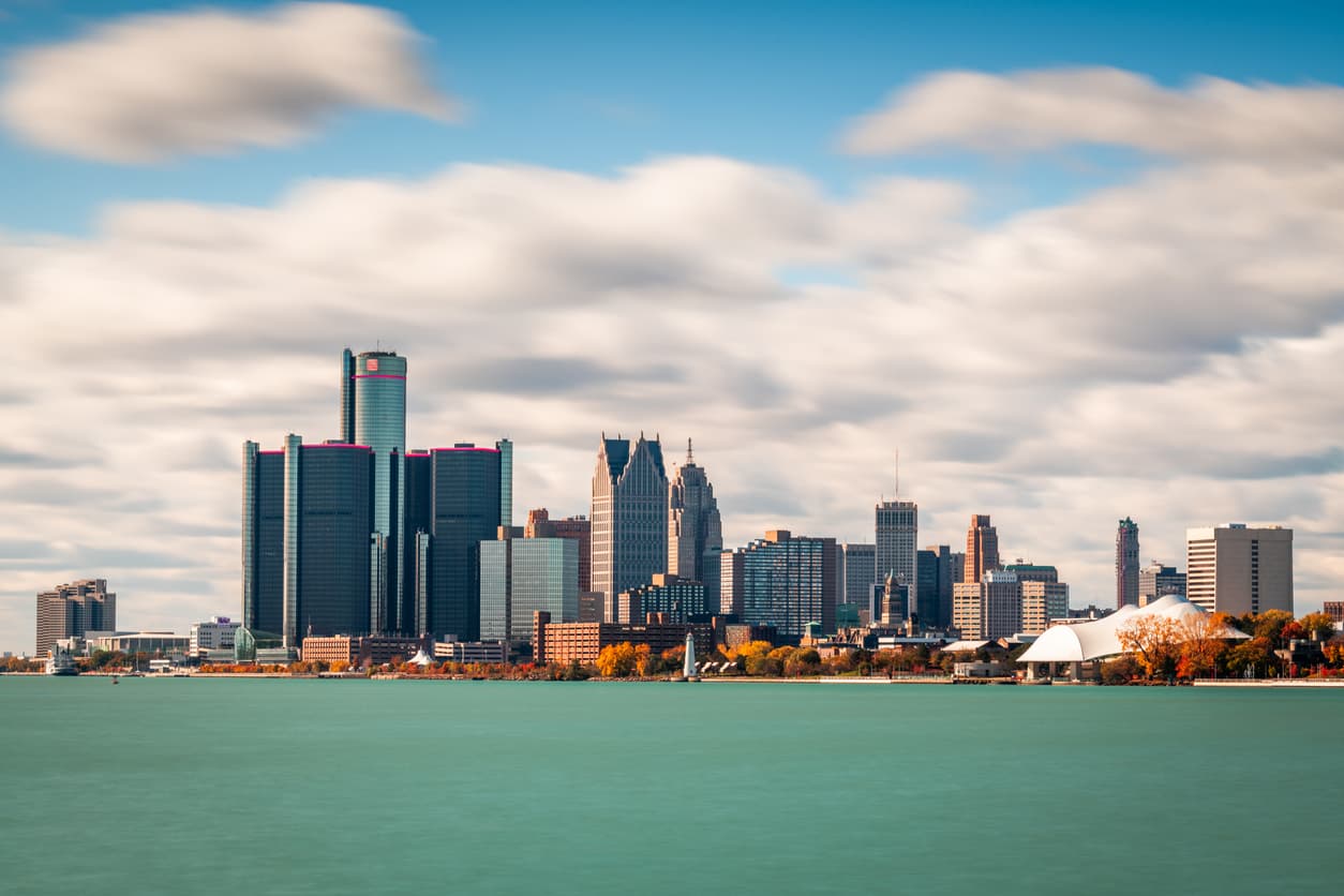 <h3 class="cms-H3-H3">16.- Detroit-Warren-Dearborn, Michigan</h3>
<br> 
<br>🛒Puntaje total: 52.88
<br>🛒 Cambio en IPC del último mes vs 2 meses antes: -0.50%
<br>🛒 Cambio en IPC del último mes vs hace 1 año: 8.60%