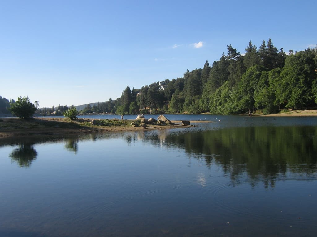 <b>10. <b>Lake Gregory</b></b>
<br>
<br>Es un lago artificial en el Bosque Nacional San Bernardino. Tanto la reserva de agua como el área que los rodean conforman el Parque Regional del lago Gregory adyacente a Crestline. Ofrece múltiples actividades desde campamentos, botes, pesca y actividades para toda la familia.
