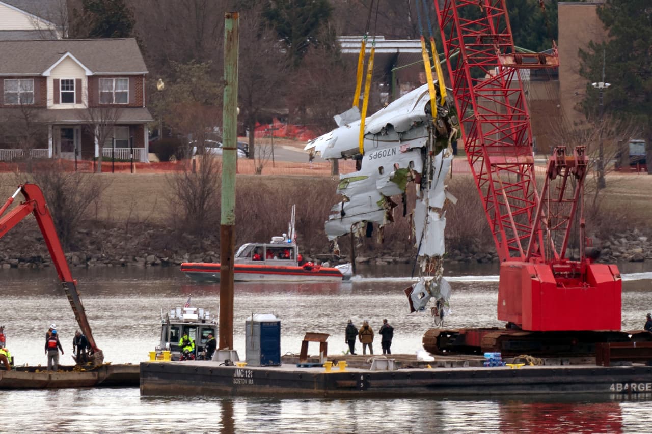 American Airlines dijo en un comunicado que el avión accidentado fue el vuelo 5342, que viajaba de Wichita, Kansas, hacia Washington DC, a bordo iban 60 pasajeros y 4 tripulantes. El otro involucrado fue un helicóptero militar Sikorsky H-60, con tres elementos, según dijo la Casa Blanca.