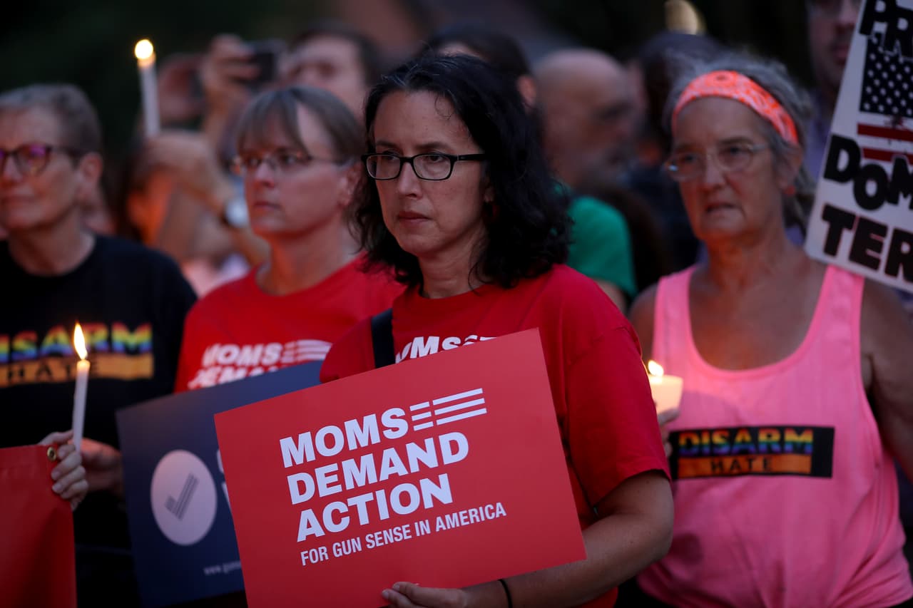 “Las madres piden acción por un uso racional de las armas en EEUU”, se lee en el cartel de la manifestante en Fairfax, Virginia. Los últimos episodios de violencia en diferentes puntos del país llevaron el lunes en la noche a cientos de activistas a protestar frente a la sede de la NRA en esta ciudad.