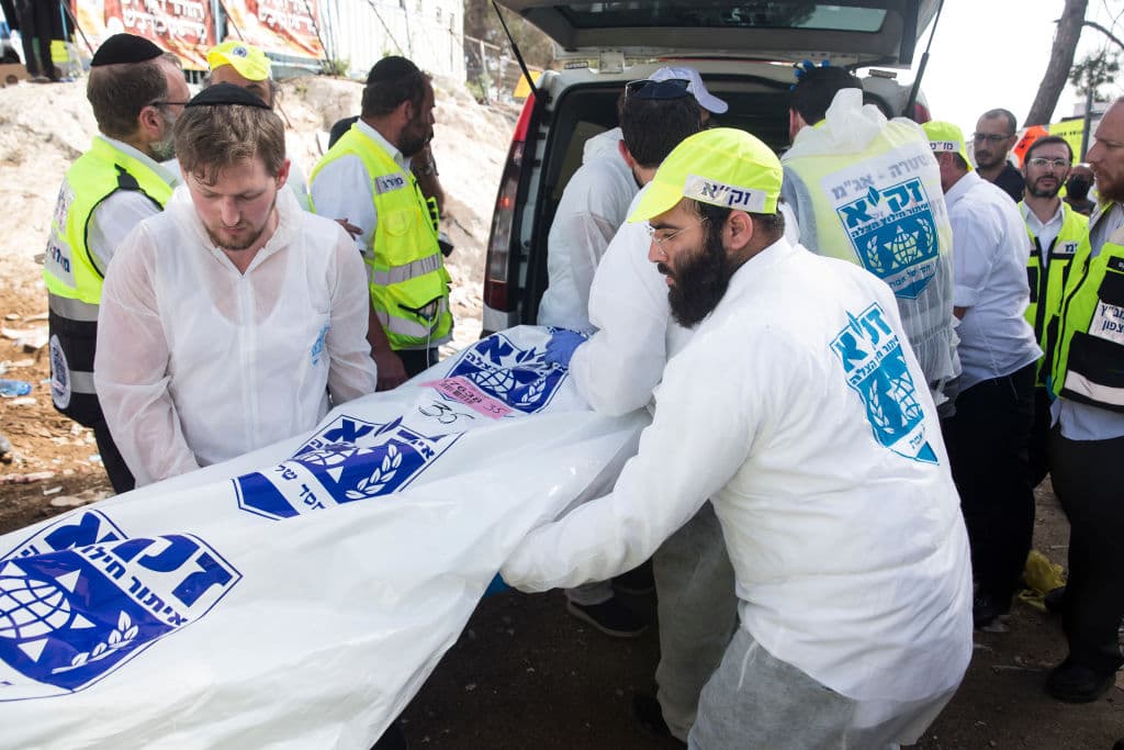 Kan, una cadena de televisión israelí, que mostró imágenes de una barrera metálica que se rompió por la multitud, informó que 18 personas se encontraban en un estado "preocupante".