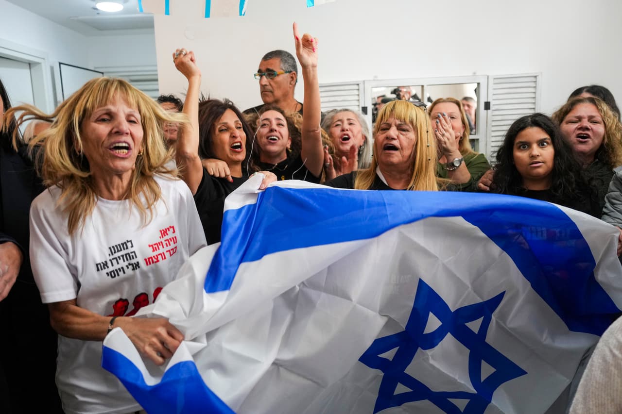 La familia del rehén israelí Eli Sharabi, cuya esposa y dos hijas fueron asesinadas en el ataque del 7 de octubre, reacciona mientras mira la transmisión en vivo de su liberación del cautiverio de Hamas en Gaza, en Tel Aviv, Israel, el sábado 8 de febrero de 2025.