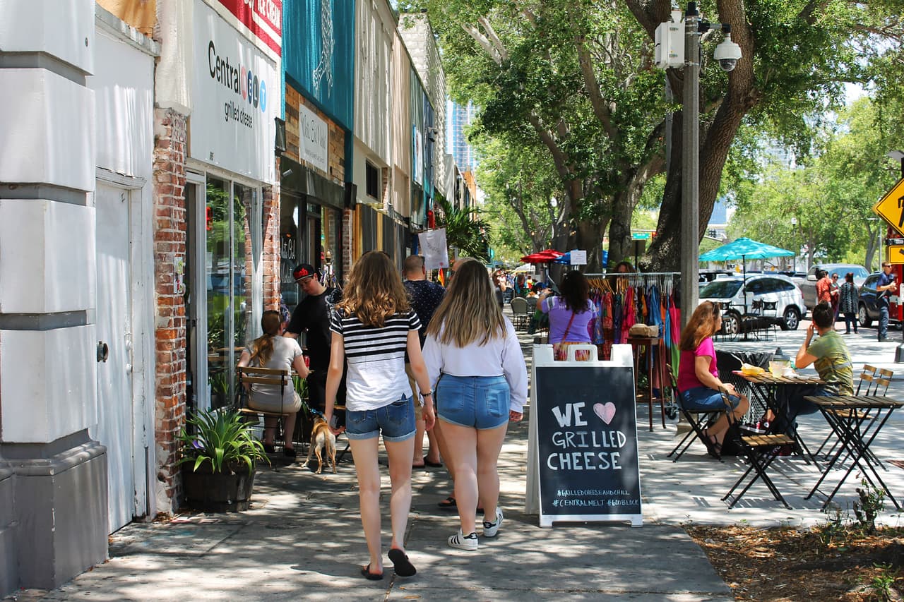 <b>St. Petersburg (Florida)</b>
<br>
<br>
<b>Aumento de la tasa de homicidios entre 2020 y 2021: 108%.</b>
<br>
<br>El número de delitos relacionados con las drogas fue 12% menor que en 2020: unos 6,764 delitos menos en 2021. El número de robos residenciales también fue menor , unos 2,125 robos residenciales menos en 2021 que en 2020 (-5%).
<br>