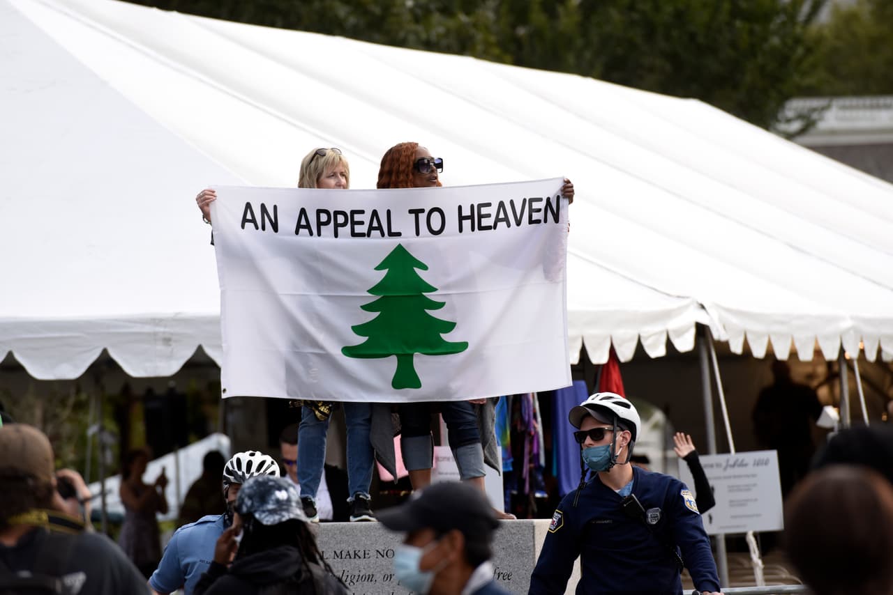 Una bandera que dice "Una apelación al cielo" de seguidores de Donald Trump, el 15 de septiembre de 2020, en Filadelfia. El juez de la Corte Suprema Samuel Alito está envuelto en una nueva controversia sobre esta bandera flameando en su casa.