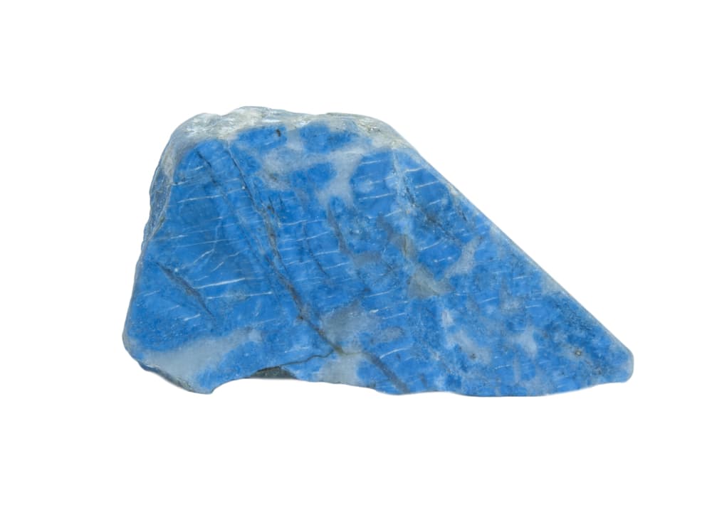 El lapislázuli es una roca compuesta por distintos minerales, como la lazurita y el silicato cálcico complejo, que es el que le da el color azul característico, wollastonita y calcita, que producen el veteado gris y blanquecino, y pirita, que produce los reflejos dorados. Todo un festín para los ojos que la hizo muy popular para la joyería desde la antigüedad.