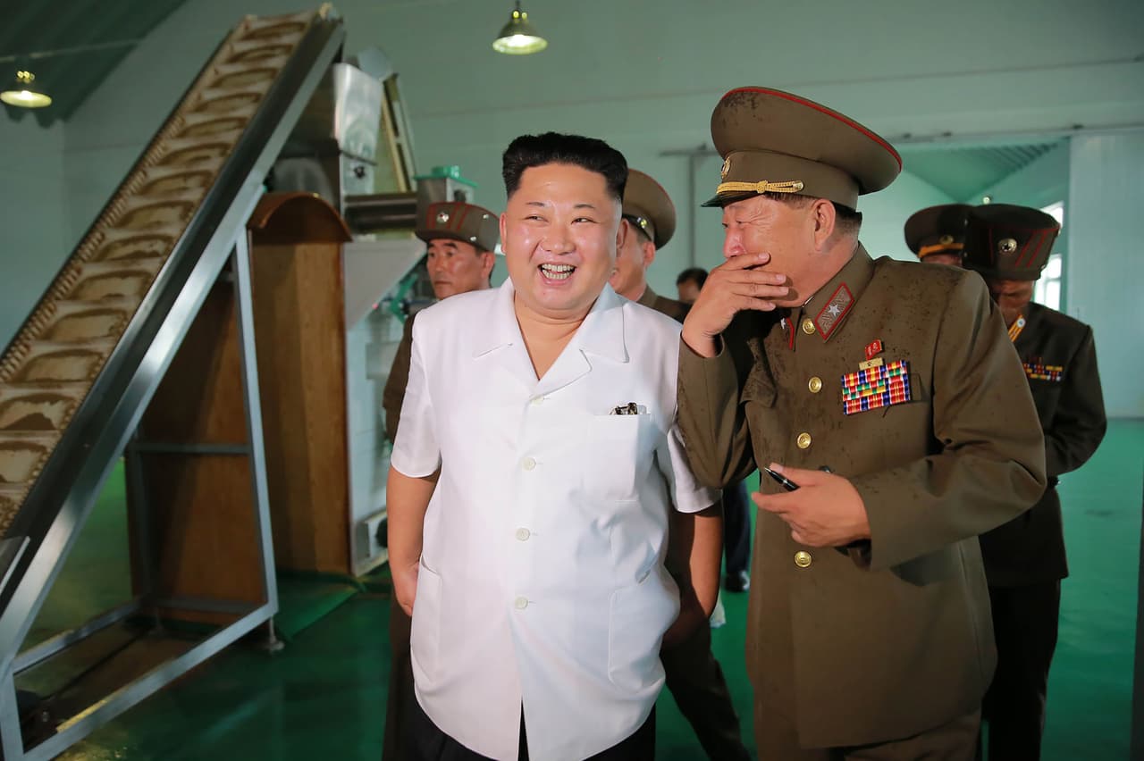 <b>Poderosa Complicidad.</b> Kim Jong-Un bromea con un militar durante la inspección a una fabrica de alimentos en un lugar no identificado de Corea del Norte el 24 de julio de 2016.