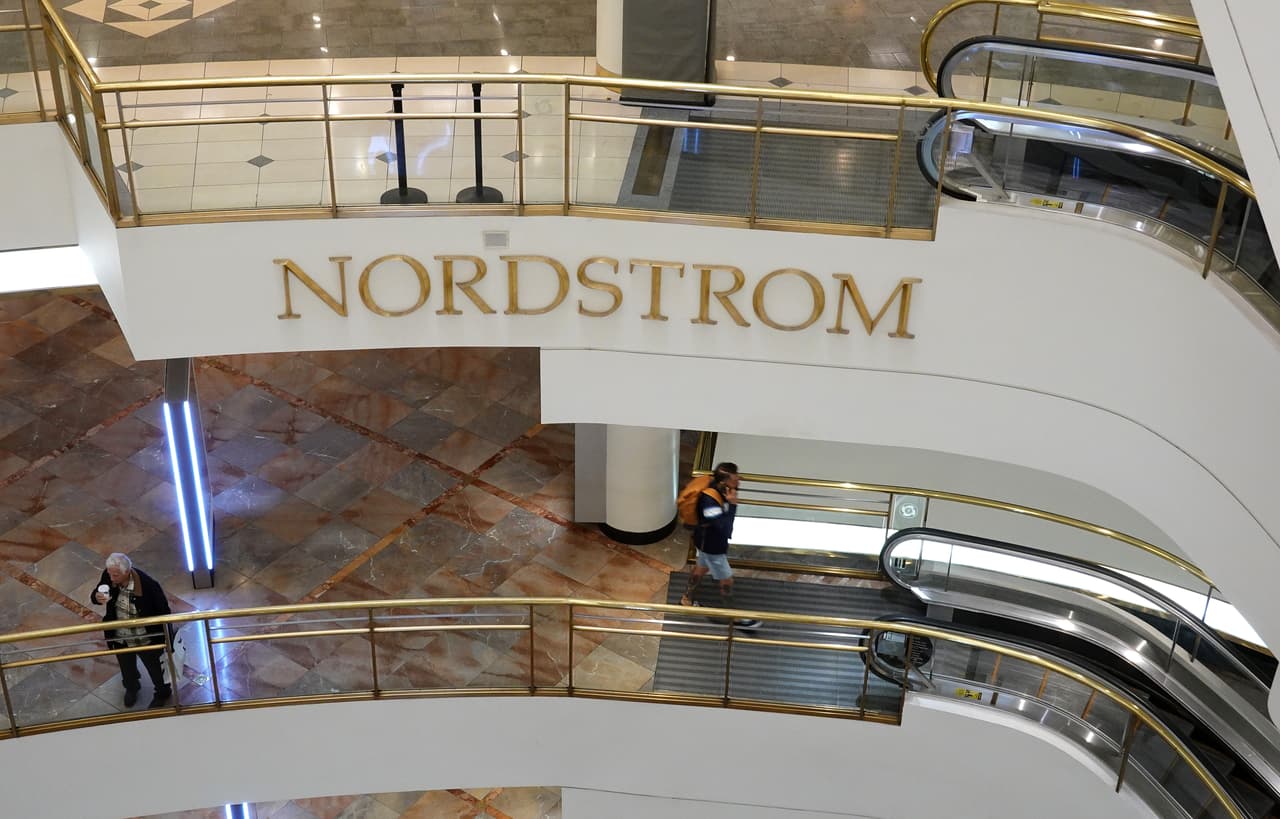 Los ingresos en South of Market, donde está el centro comercial, disminuyeron un 25%. La directora Sarah Dennis Phillips explicó el cambio hacia conceptos emergentes.
<br>