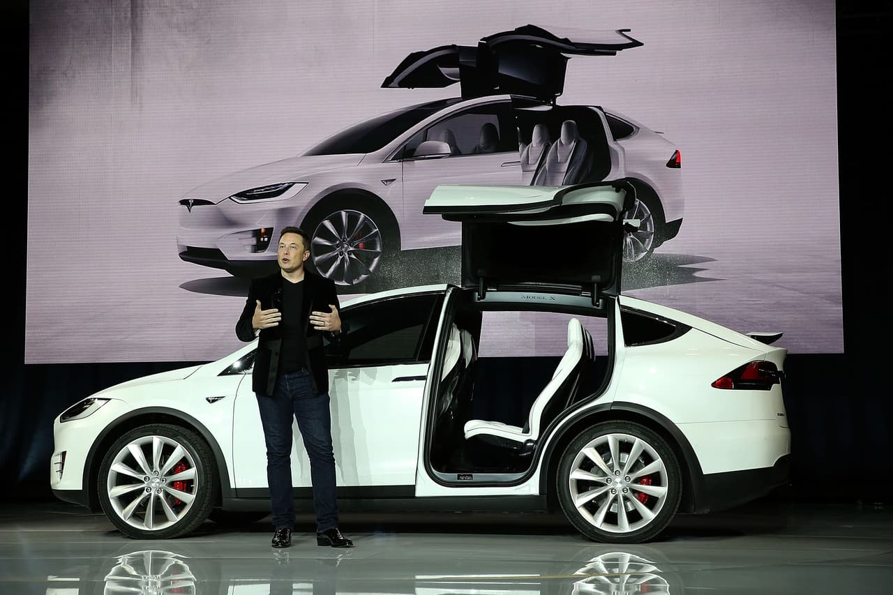 En la semana en que cumple 10 años de haber salido a la bolsa de valores, Tesla ha logrado convertirse en el fabricante de carros más valioso del mundo por capitalización tras superar a Toyota.
<br>