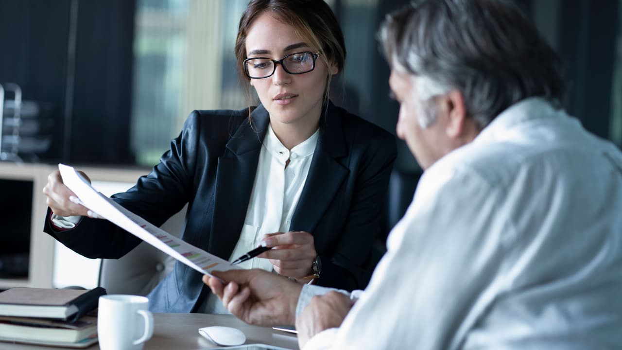 <b>Puesto 9. Abogado</b>
<br>
<br>Industria: servicios sociales
<br>
<br>Salario anual promedio: 126,930 dólares
<br>
<br>Tasa de desempleo: 1.1%
<br>
<br>Proyección del crecimiento para 2030: 9% (71,500 nuevos trabajos)
<br>
<br>Para ser abogado se requiere una licenciatura en Derecho, Estudios Jurídicos, Historia o Ciencias Sociales. Después de obtener la credencial académica, los futuros abogados deben aprobar un examen en el estado donde quieren ejercer.