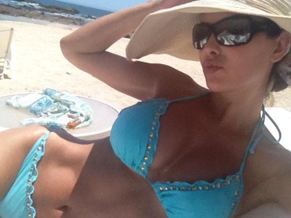 Las sesión de fotos de Ninel podría ser en la playa, y ella posando con un sexy bikini.