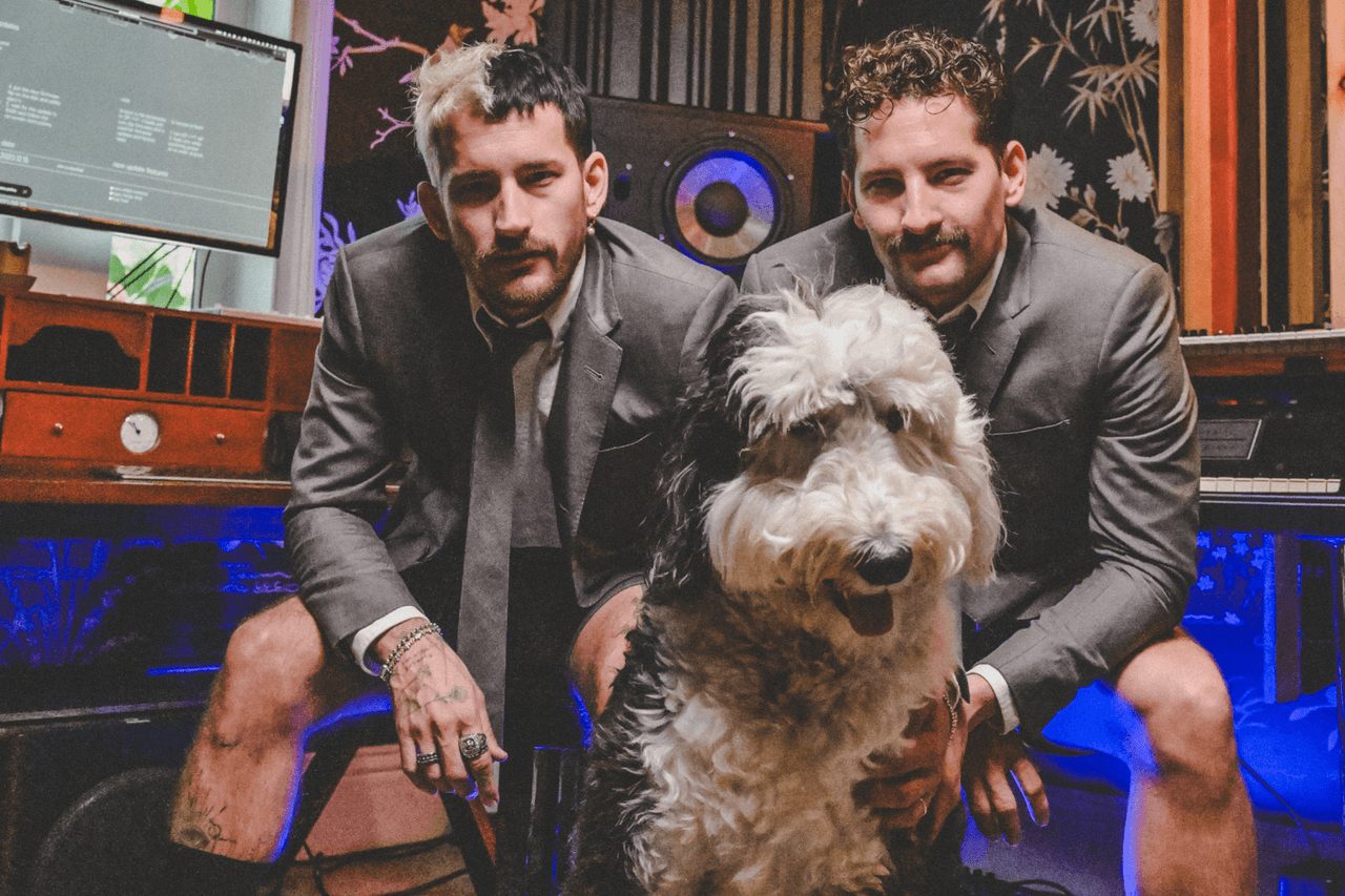 Mau y Ricky, nuestro Uforia Artist Of The Month, nos recibieron en su casa para hablar de su proyecto especial 'Hotel Caracas'.