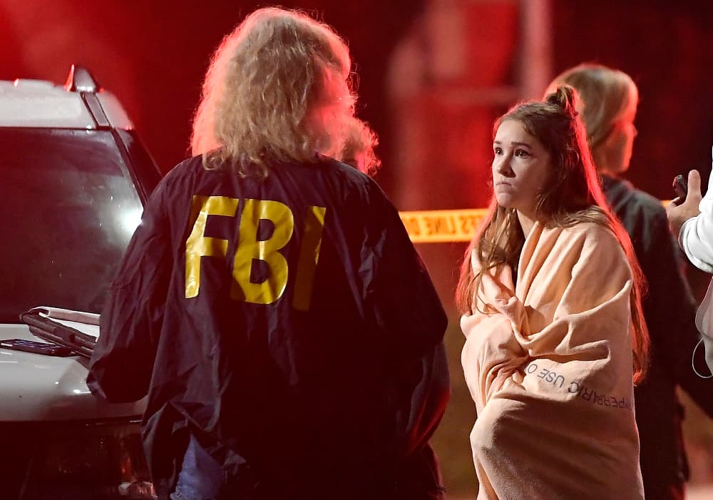 Testigos presenciales citados por 
<a href="https://eu.usatoday.com/story/news/2018/11/08/mass-shooting-borderline-bar-grill-thousand-oaks-southern-california/1927840002/">USA Today</a> sugirieron que el tirador, que tal vez se vistió de negro con una gran gabardina, arrojó una granada de humo al bar antes de abrir fuego.