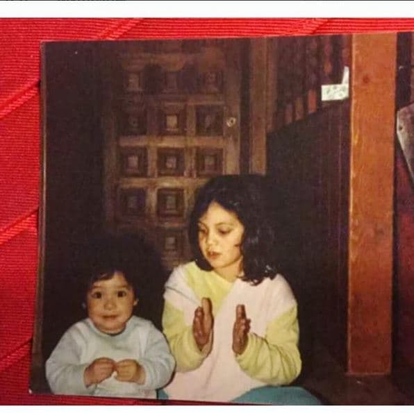Con una foto súper tierna, Carla Morrison recuerda cómo su hermana la ha apoyado siempre. Además, será ella quien acompañe a la cantante a la entrega de los Grammys.