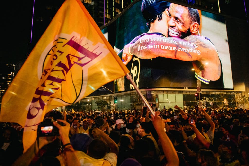 Sin importar las medidas sanitarias, fanáticos se reunieron para rendir tributo a su equipo tras 10 años de no ser campeón. Finalmente LeBron y compañía, consiguen un título más y se lo dedican a Kobe Bryant.