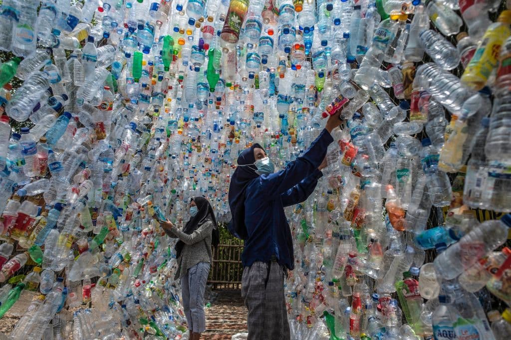 Un grupo de ambientalistas de Indonesia han creado un museo 
<b>hecho de 4,444 botellas de </b>
<a href="https://www.univision.com/temas/plastico">plástico</a> para intentar generar consciencia sobre la basura que generan estos desperdicios.