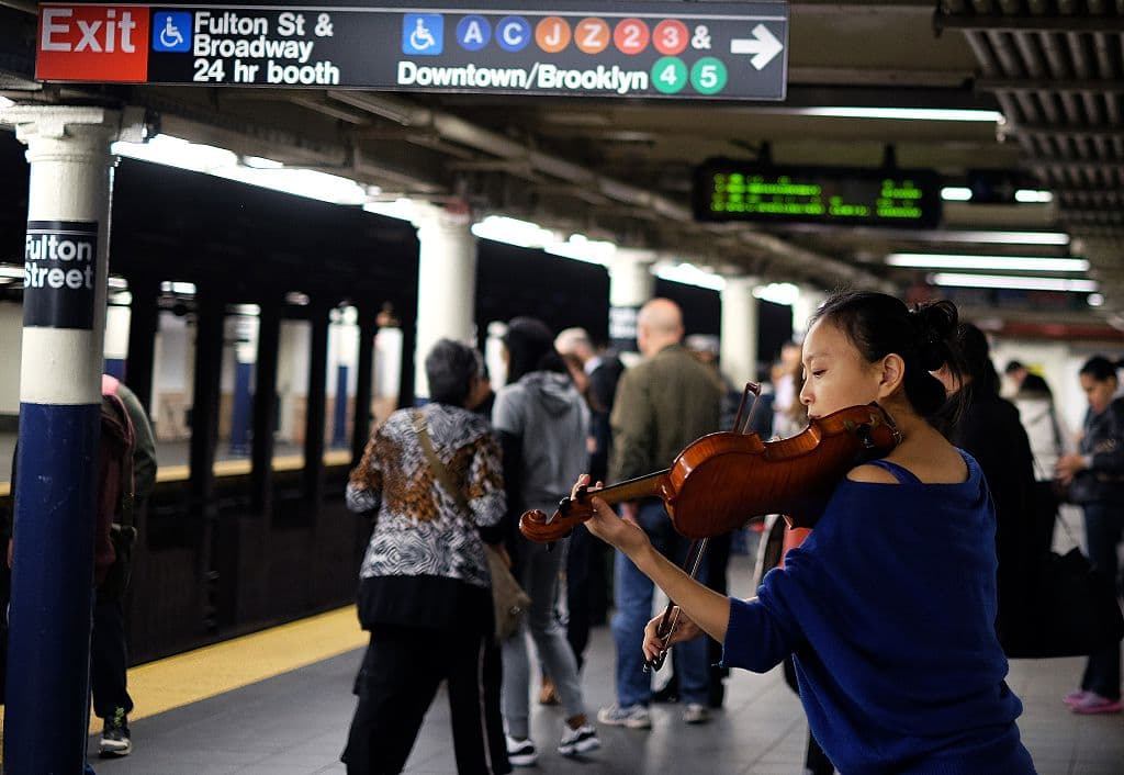 Sea que viajes o visites la ciudad de Nueva York, es prácticamente indispensable que uses el subway. Cuando lo hagas, 
<b>prepárate para ver cosas sorprendente</b>s, pero a la vez ten en mente que estás viajando en uno de los sistemas de trenes más grandes del mundo… 
<br>