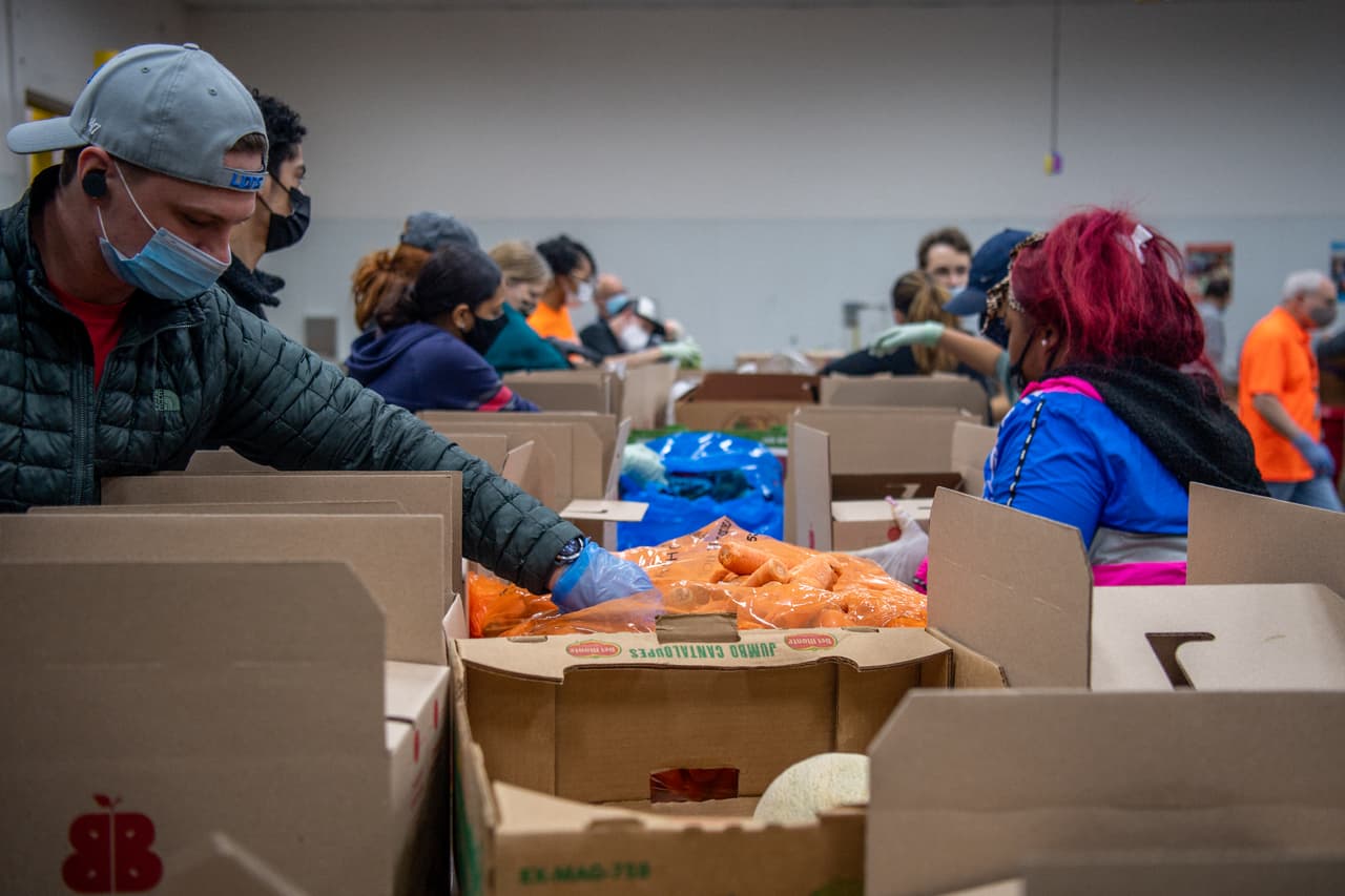 Food Rx trabaja para mejorar el acceso constante a alimentos saludables y proporcionar educación nutricional, ayudando a las personas a gestionar mejor su salud al tiempo 
<b>que reduce el estrés financiero de los costos de comestibles en el hogar,</b> lo que puede resultar en mejores resultados de salud y disminución de la inseguridad alimentaria.