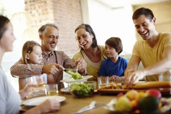 Coman en familia. Compartir una comida y algunas risas obtuvo el primer puesto como el hábito cotidiano que mayor felicidad familiar trae, en una encuesta realizada por la revista FamilyFun entre sus lectores de Estados Unidos.