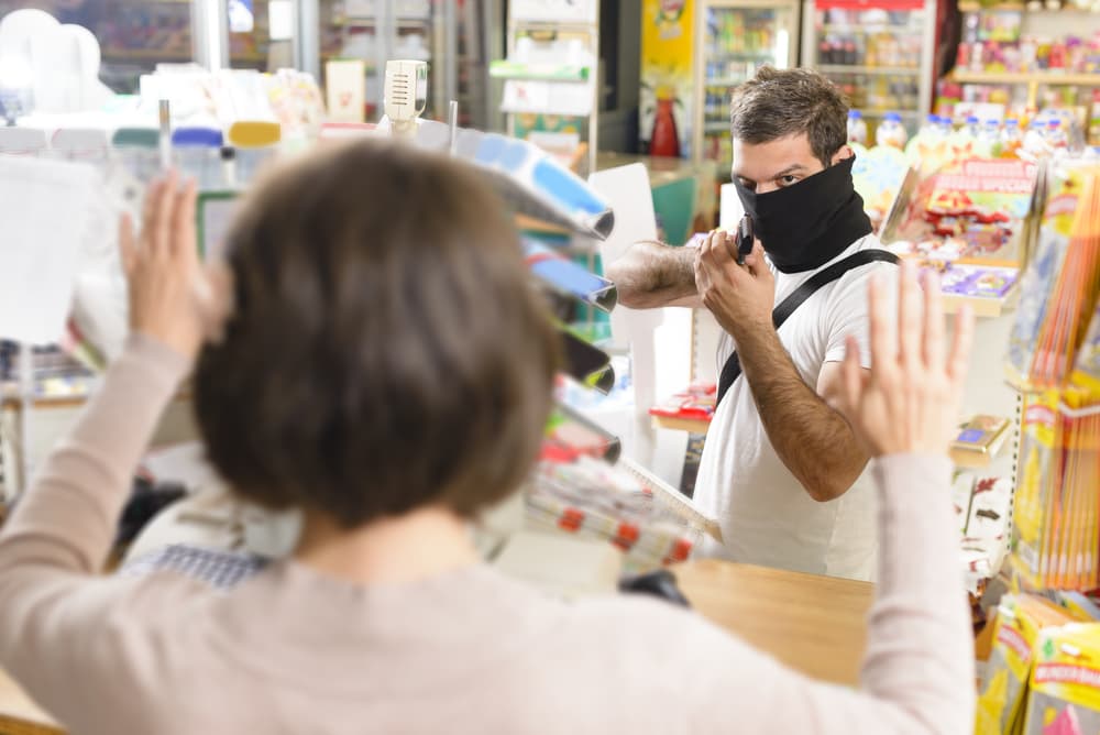 Se han hecho estudios muy claros sobre la actitud de la gente después que les ocurre un accidente, o una desgracia. En un banco unos asaltantes entraron, robaron e hirieron a varios clientes. Hubo dos tipos de respuestas. Los que se lamentaban y decían “¡qué mala suerte tengo, por qué tuve que venir a este banco, me robaron y me hirieron!”, y otros decían “¡qué buena suerte tuve, aunque me robaron no me mataron, podría haber muerto!” Como ves la misma situación, la actitud diferente.