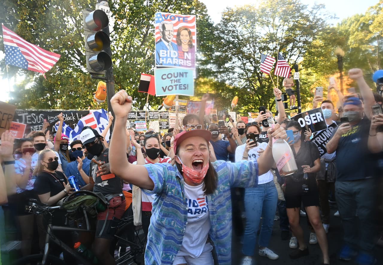 <b>Los medios pronostican que Joe Biden ganó la contienda (7 de noviembre)</b>. Luego de varios días de tensión, entre la solicitud de los republicanos de detener los conteos (solo en algunos estados) y la de los demócratas de contabilizar cada sufragio, la mayoría de los medios comenzó a pronosticar la victoria de Biden. Esta es una tradición que indica el ganador antes del Colegio Electoral. En la foto la celebración de los partidarios del exvicepresidente en Washington DC.