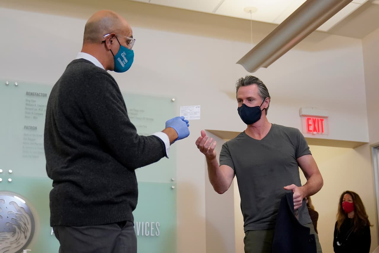 Newsom dijo que decidió obtener una 
<b>vacuna diferente</b> para reforzar su sistema inmunitario, la cual ahora se mezclar con la vacuna que recibió previamente.
<br>