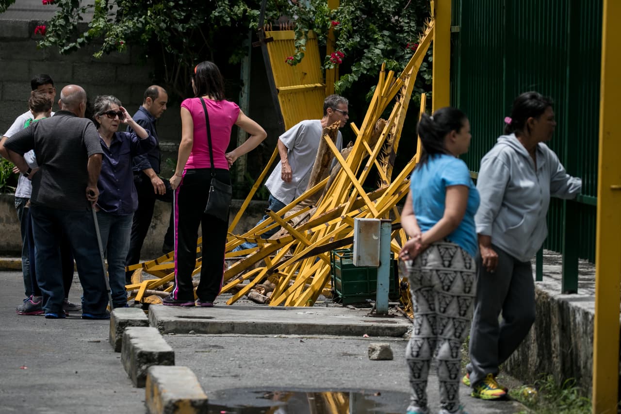 Los vecinos de Los Verdes, reunidos al día siguiente de los allanamientos junto al portón principal del edificio, derribado por las tanquetas.