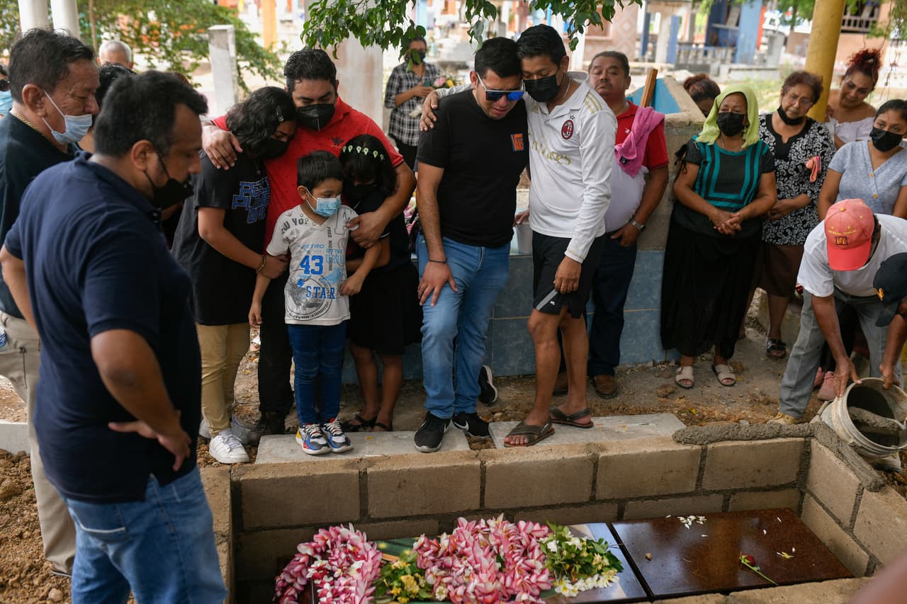 este miércoles a la que fuera directora del portal informativo "El Veraz" Yesenia Mollinedo Falconi, víctima de un atentado mortal el pasado lunes. El féretro de Mollinedo fue sepultado en el Panteón Municipal Miguel Hidalgo, donde familiares exigieron el esclarecimiento del homicidio.