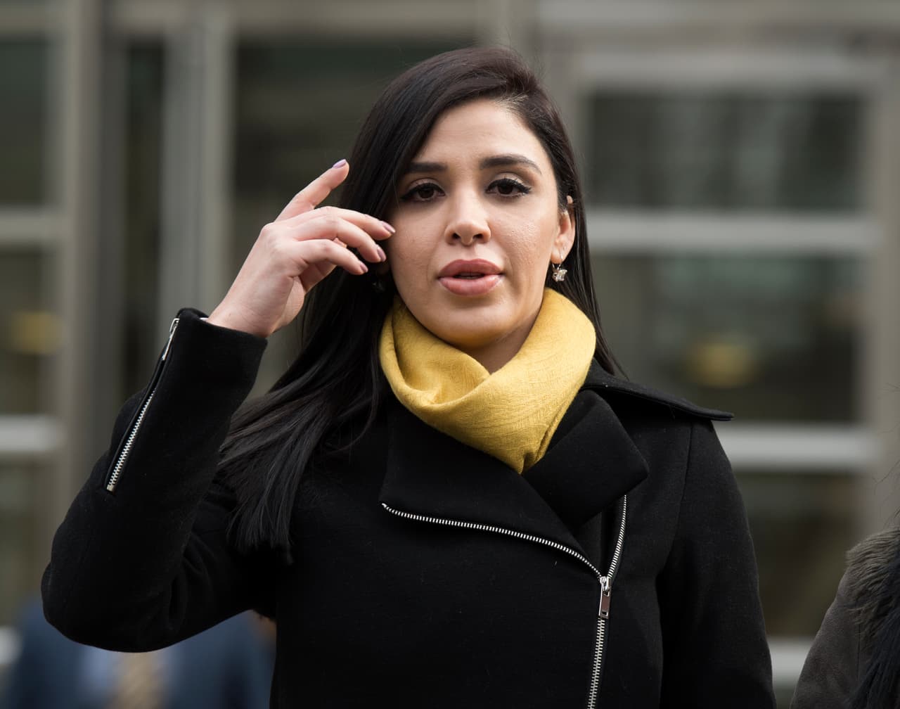<b>Matrimonio con la exreina de belleza Emma Coronel, cuando estaba prófugo de la justicia en 2007. </b>En una ostentosa boda realizada en una aldea en el estado de Durango el capo se unió a la modelo, que entonces tenía 18 años. En 2011 dio a luz a sus gemelas en un hospital de Los Ángeles, California. En la fotografía Coronel uno de los días que estuvo presente en el juicio a Guzmán en 2019.