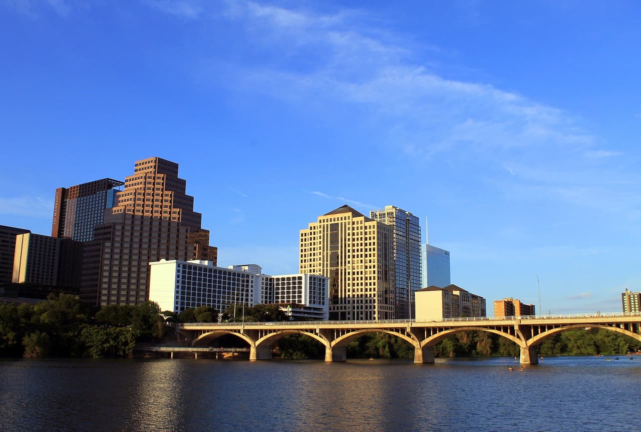 <a href="https://www.univision.com/local/austin-kakw/tesla-anuncia-el-traslado-de-su-oficina-central-a-la-ciudad-de-austin-video">Hasta noviembre de este año, 39 empresas, en tecnología y otras industrias</a>, se habían mudado a Austin en lo que va del año, según datos de la Cámara de Comercio de Austin. 
<br>
<br>De acuerdo con informes, algunas compañías han optado por mudar su sede a Texas debido a que no hay tasa de impuesto sobre la renta. Tesla también está construyendo una instalación de 4 millones de pies cuadrados en las afueras de Austin que se espera que cree 5,000 empleos.