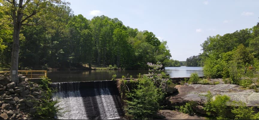 <b>Perry's Mill Pond </b>
<br>
<b>Sitio web</b>: 
<a href="https://preservationzebulon.org/">https://preservationzebulon.org/</a> 
<br>
<b><a href="https://maps.app.goo.gl/sozmHyfqSJPpatPFA">Cómo llegar</a> </b>
<br>
<br>El estanque de una milla de largo se encuentra junto a un molino centenario, no lejos de Zebulon, y tiene tres cascadas en el mismo sitio.