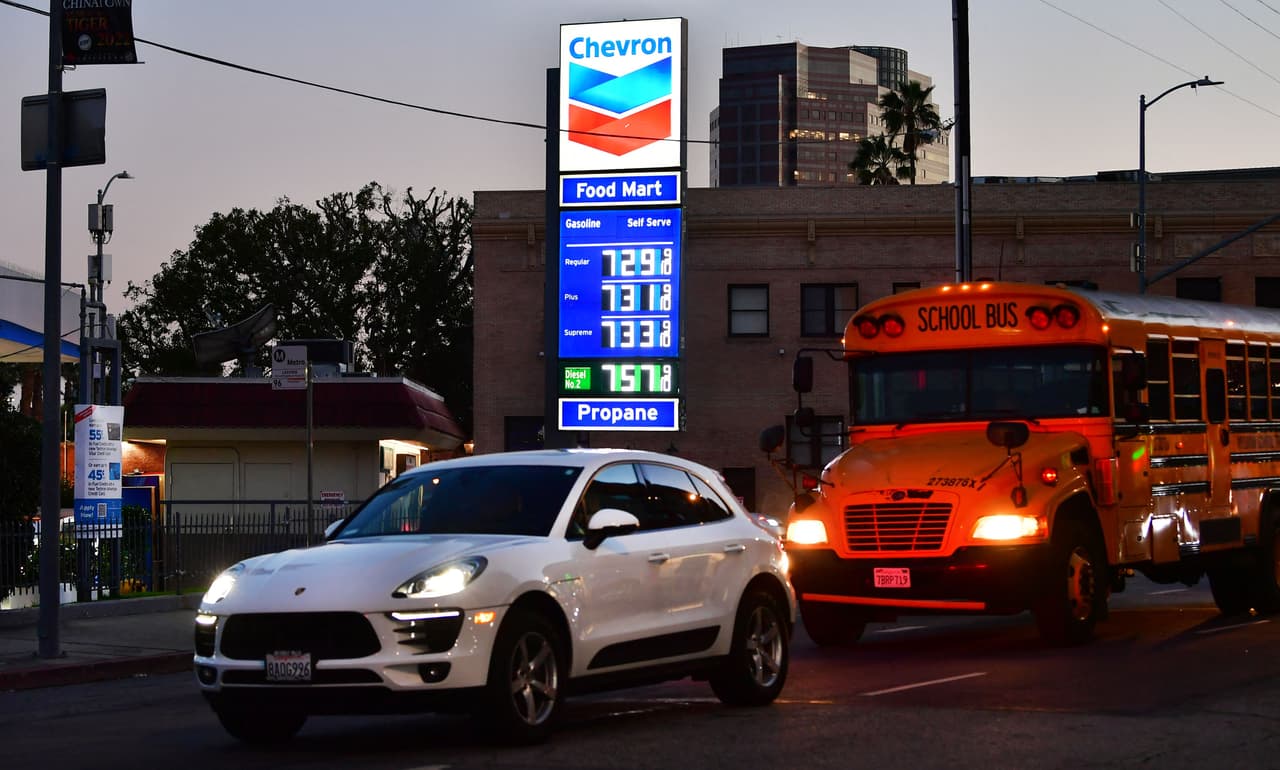 En California, los consumidores además de pagar por el precio del combustible deben pagar tres cargos dicionales, que aumentan en $1,40 más el precio del mercado.