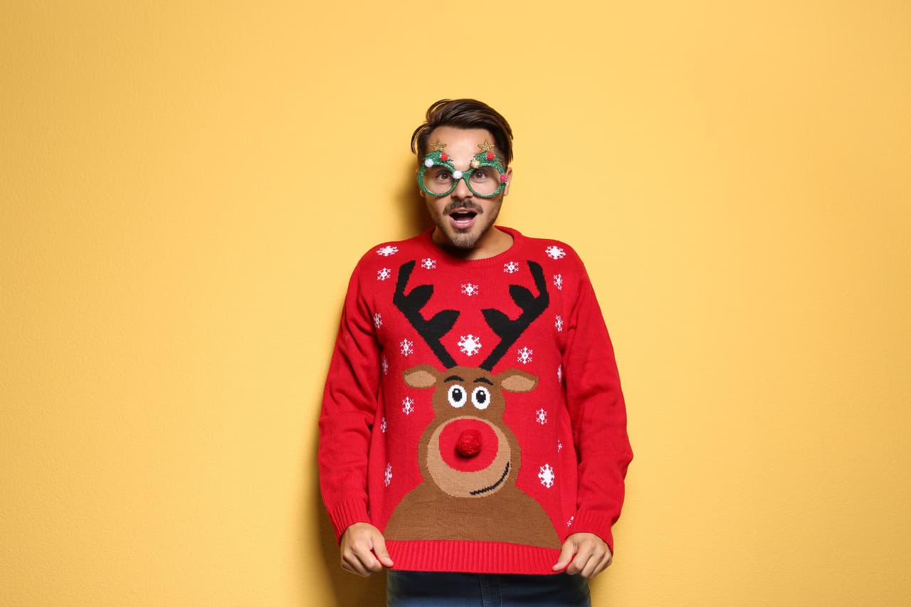 No des algo que no te gustó. Si recibiste un regalo que no te gustó es mejor que lo conserves y no se lo quieras dar a alguien más, ya que es altamente probable que esa persona piense igual que tú, por lo que solo quedarás mal con él y con resto de los invitados a la fiesta.