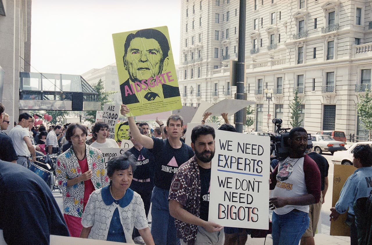 <b>"Necesitamos expertos, no personas intolerantes", </b>se lee en esta pancarta, durante una protesta en Washington DC. En otra se le ve al presidente Ronald Reagan.