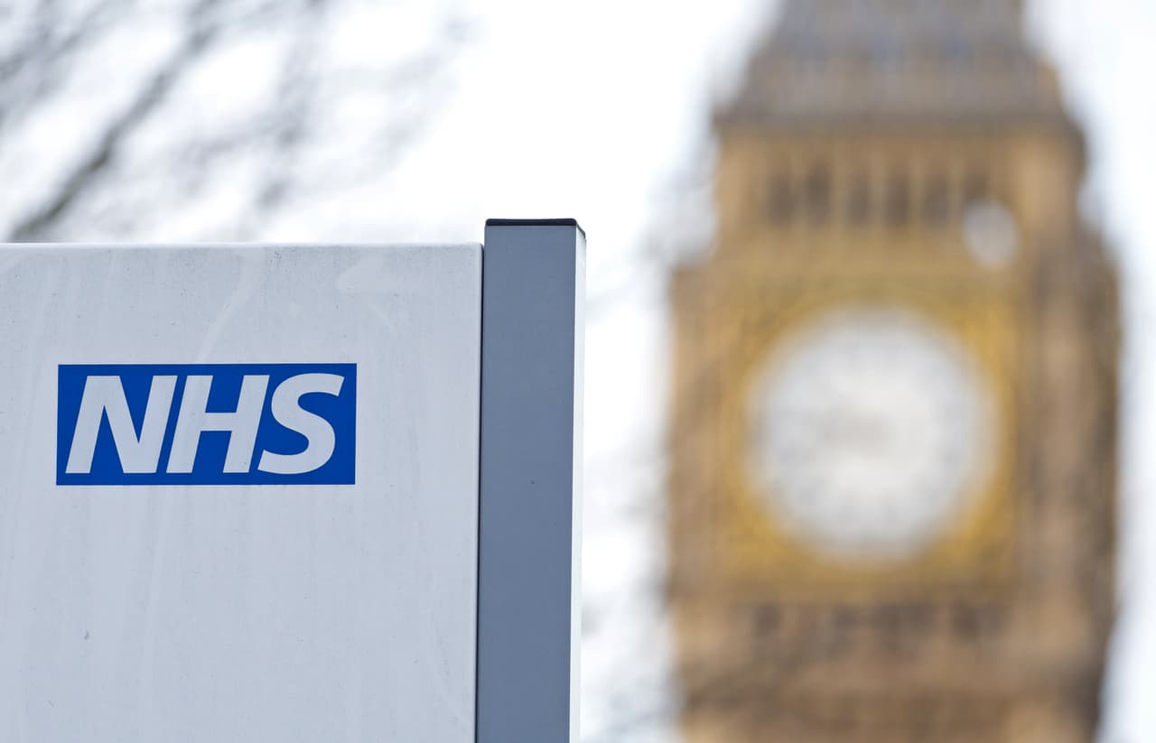 <b>Reino Unido</b>: a través de la 
<a href="http://www.nhs.uk/pages/home.aspx">National Health Service</a> el gobierno garantiza el acceso gratuito y universal a la salud. No hay que pagar por las consultas médicas e incluso por tratamientos onerosos como la quimioterapia. El sistema ha sido catalogado como uno de los mejores del mundo, sin embargo, hoy en día enfrenta una compleja crisis. La alta demanda de pacientes ha superado la infraestructura existente, lo que ha hecho que las personas deban anotarse en largas listas de espera para consultar con un especialista o someterse a alguna cirugía. Este año lo médicos de la NHS fueron a huelga como señal de protesta ante reformas en su contrato laboral.