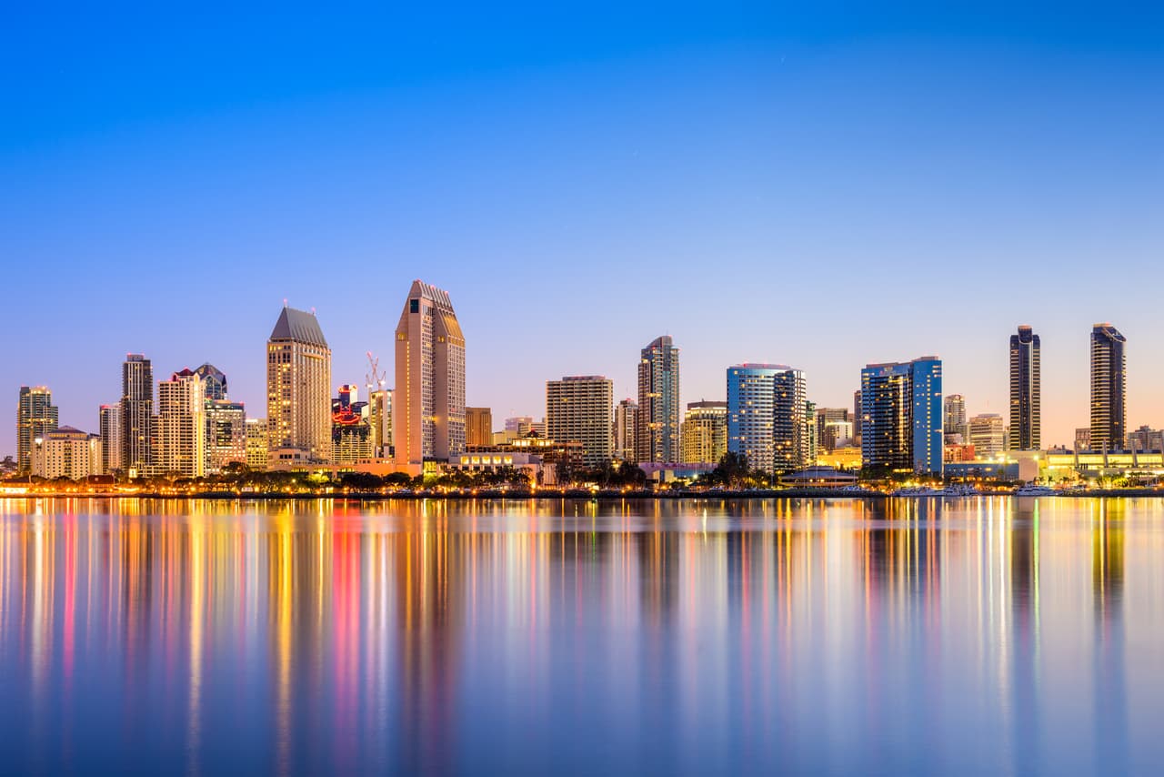 <h2 class="cms-H2-H2">2. San Diego-Chula Vista-Carlsbad, California</h2>
<br>
<br>🏡 
<b>Ingreso anual requerido (después de impuestos): </b>$79,324
<br>
<br>🏡 
<b>Gastos básicos:</b> $39,662
<br>
<br>🏡 
<b>Gastos discrecionales: </b>$23,797
<br>
<br>🏡 
<b>Deudas y/o ahorro: </b>$15,865