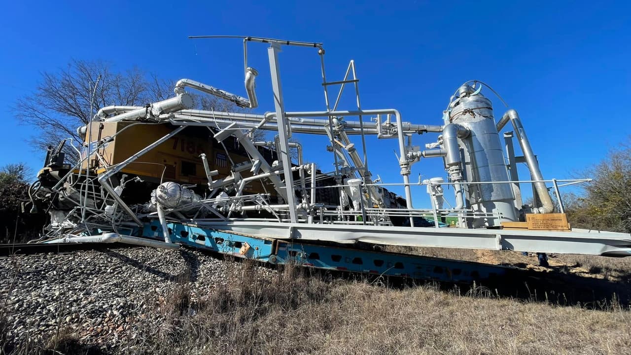 <b>Dos locomotoras y 17 vagones descarrilaron</b>. El conductor del tren sufrió heridas leves y fue llevado al Texas Health Hospital. 
<b>No hay informes de otras lesiones.</b>