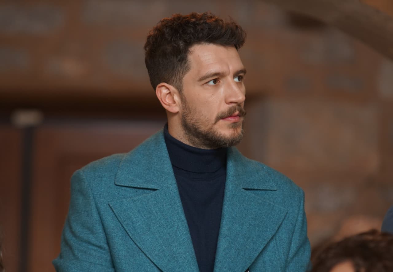 En este papel, Uraz da vida a 
<b>Gediz</b>, el mejor amigo de 
<b><a href="https://www.univision.com/shows/la-hija-del-embajador/biografia-engin-akyurek-actor-protagonista-la-hija-del-embajador-personaje-sancar-novela-turca-univision" target="_blank">Sancar</a></b> 
<b>(Engin Akyürek)</b> y a la vez su rival de amores, pues el cariño por la misma mujer los hará enfrentarse.