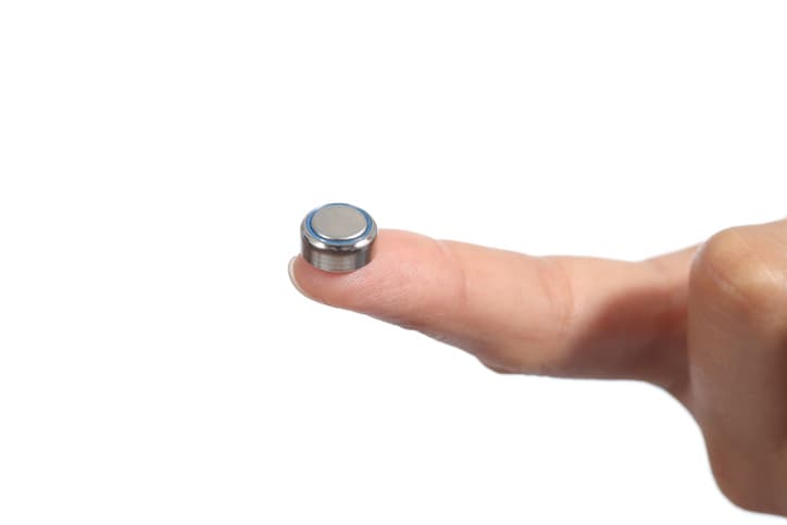 <b>También con las pilas de botón</b>. Las pilas de botón o monedas de litio (las pequeñas redondas que se encuentran en muchos dispositivos electrónicos como controles de remoto y algunos juguetes), también son muy peligrosas. Por ser llamativas los pequeños pueden ponerlas en la boca y si estas se atascan en algún lugar del cuerpo pueden producir lesiones graves, discapacidad a largo plazo o incluso la muerte, advierte la Academia Estadounidense de Pediatría.
<br>