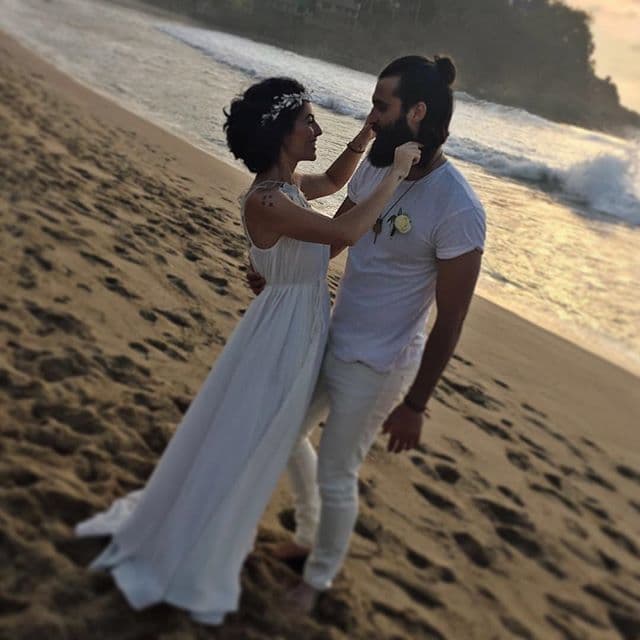 En las imágenes, ambos se mostraban más que felices, caminando y abrazándose a la orilla del mar. Lamentablemente, su matrimonio solo duró un año y en el 2017, la pareja se separó.