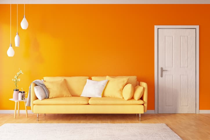 Hay estudios que sugieren que 
<b>los colores de una habitación pueden afectar a la sensación de calor o frío de las personas</b>. El concepto, denominado 'hipótesis del tono-calor', afirma que los colores fríos, como el azul, pueden hacer que las personas perciban temperaturas más frías, y 
<b>los tonos más cálidos, como el amarillo o el rojo, pueden conducir a una percepción más cálida</b>.