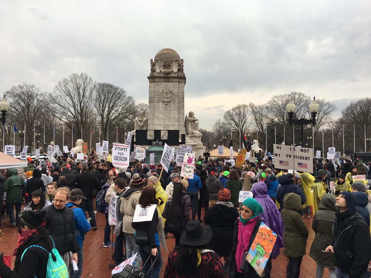 Mientras la ceremonia transcurría en el Capitolio, en otras partes de la capital se producían protestas contra el nuevo presidente, Donald Trump. Estas son imágenes tomadas por nuestros enviados especiales en Columbus Circle.
