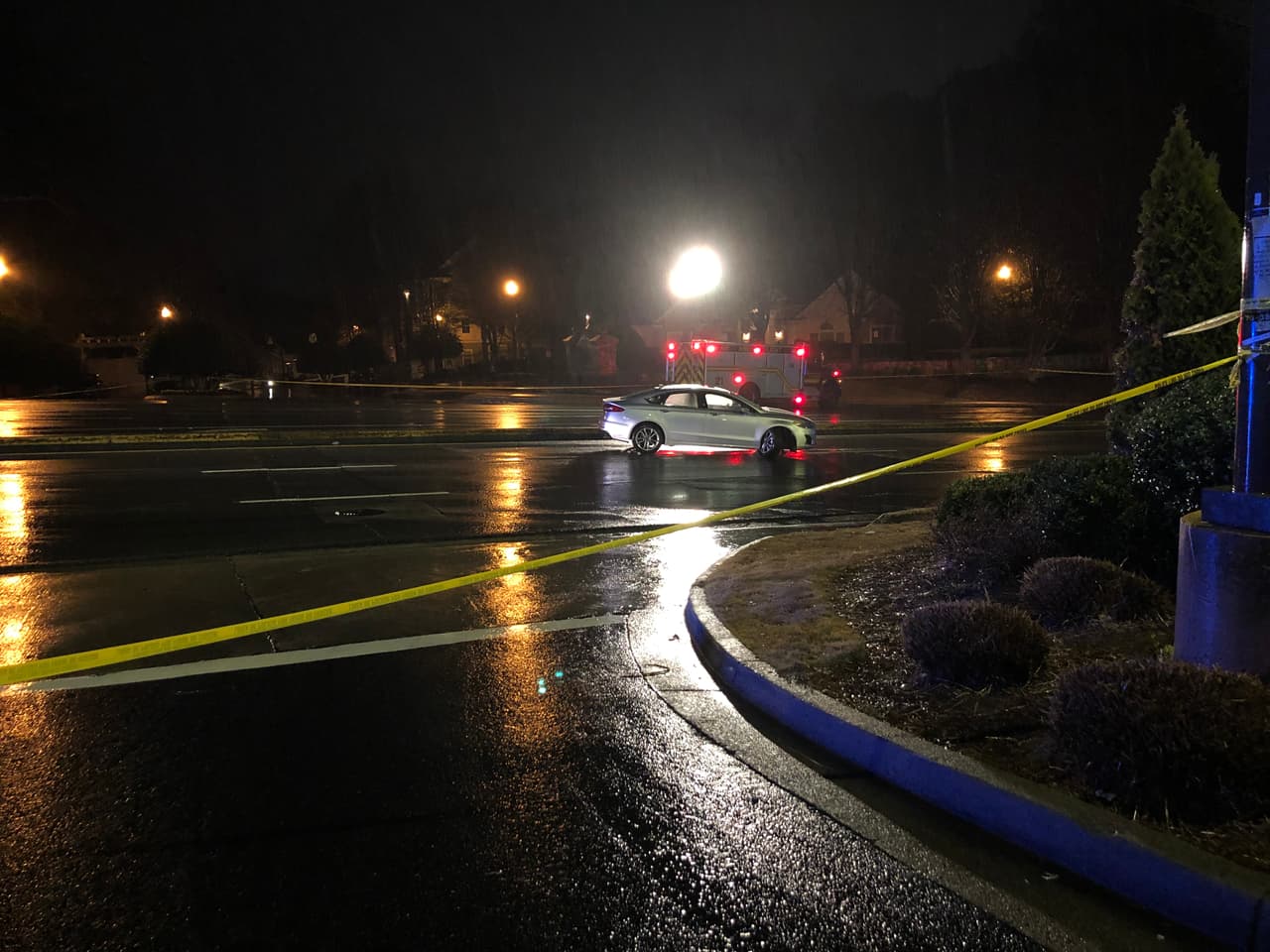 Un joven que fue herido de bala en una gasolinera la noche de este miércoles fue encontrado muerto dentro de un vehículo a poca distancia del establecimiento en el condado de Gwinnett.